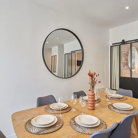 2 Bedrooms Center Of Apartment Paris